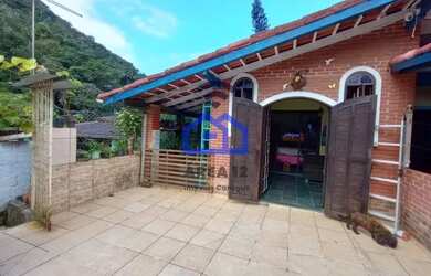 Imagem: A casa possui 3 Dormitórios, 2 Banheiros, 4 Vagas na garagem