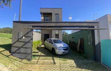 Imagem: A casa possui 3 Dormitórios, 2 Banheiros, 2 Vagas na garagem