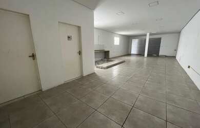 Imagem: O depósito possui 2 Vagas na garagem, 293m² de Área e está