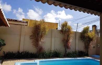 Imagem: A casa possui 3 Dormitórios, 2 Banheiros, 2 Vagas na garagem