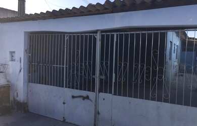 Imagem: A casa possui 1 Dormitório, 1 Banheiro, 2 Vagas na garagem