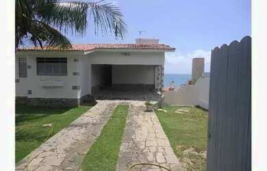 Imagem: A casa possui 3 Dormitórios, 2 Banheiros, 5 Vagas na garagem