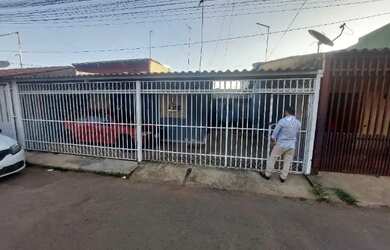 Imagem: A casa possui 3 Dormitórios, 2 Banheiros, 2 Vagas na garagem