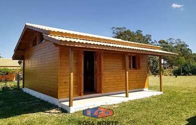 Imagem: A casa possui 2 Dormitórios, 1 Banheiro, 2 Vagas na garagem