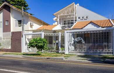 Imagem: A casa possui 5 Dormitórios, 5 Banheiros, 4 Vagas na garagem