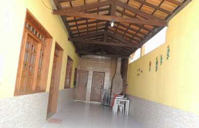 Imagem: A casa possui 4 Dormitórios, 3 Banheiros, 3 Vagas na garagem