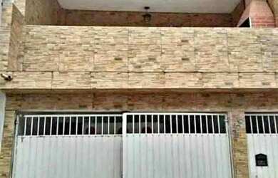 Imagem: A casa e possui 2 Dormitórios, 1 Banheiro, 1 Vaga na garagem