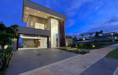 Imagem: A casa possui 3 Dormitórios, 3 Banheiros, 2 Vagas na garagem