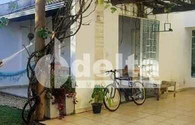 Imagem: A casa possui 3 Dormitórios, 2 Banheiros, 4 Vagas na garagem