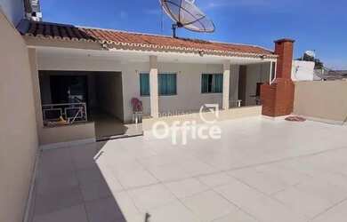 Imagem: A casa possui 3 Dormitórios, 4 Banheiros, 2 Vagas na garagem