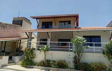 Imagem: A casa possui 4 Dormitórios, 4 Banheiros, 2 Vagas na garagem