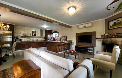 Imagem: A casa possui 5 Dormitórios, 4 Banheiros, 2 Vagas na garagem