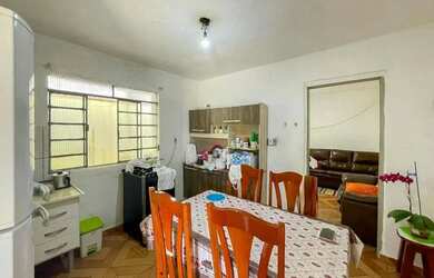 Imagem: A casa possui 5 Dormitórios, 3 Banheiros, 2 Vagas na garagem