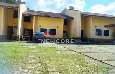 Imagem: A casa em condomínio possui 2 Dormitórios, 1 Banheiro, 2 Vagas