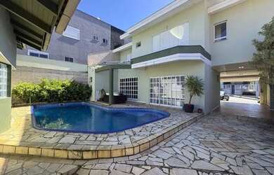 Imagem: A casa possui 5 Dormitórios, 4 Banheiros, 3 Vagas na garagem