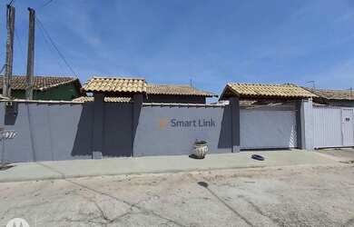 Imagem: A casa possui 3 Dormitórios, 1 Banheiro, 2 Vagas na garagem