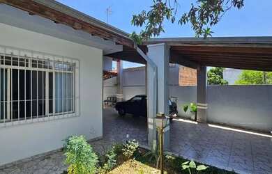 Imagem: A casa possui 3 Dormitórios, 2 Banheiros, 4 Vagas na garagem