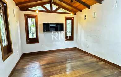 Imagem: A casa possui 3 Dormitórios, 1 Banheiro, 1 Vaga na garagem