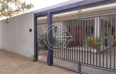 Imagem: A casa possui 3 Dormitórios, 1 Banheiro, 2 Vagas na garagem