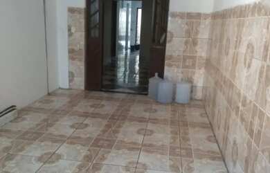 Imagem: A casa possui 3 Dormitórios, 1 Banheiro, 1 Vaga na garagem