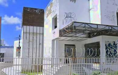 Imagem: O depósito possui 5 Vagas na garagem, 3.500m² de Área e