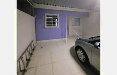 Imagem: A casa possui 2 Dormitórios, 1 Banheiro, 2 Vagas na garagem