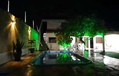 Imagem: A casa possui 3 Dormitórios, Acomodam 15 pessoas, 4 Vagas na