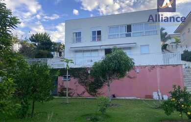 Imagem: A casa possui 3 Dormitórios, 3 Banheiros, 4 Vagas na garagem