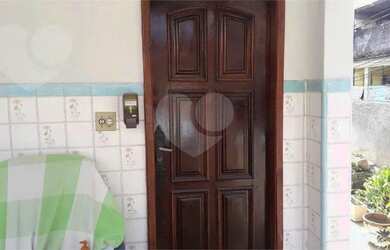 Imagem: A casa possui 3 Dormitórios, 2 Banheiros, 1 Vaga na garagem