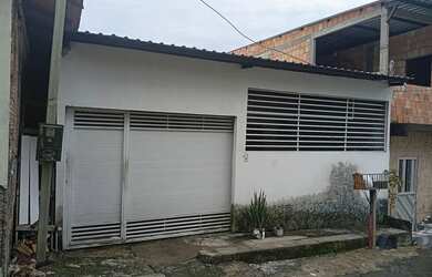 Imagem: A casa possui 3 Dormitórios, 1 Banheiro, 1 Vaga na garagem