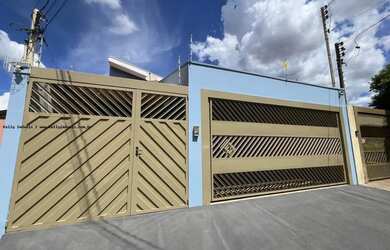 Imagem: A casa possui 4 Dormitórios, 2 Banheiros, 3 Vagas na garagem