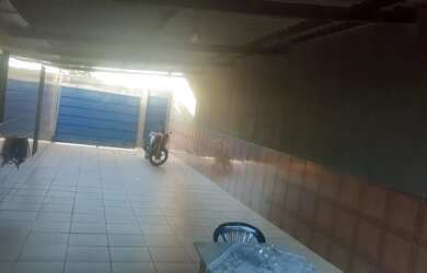 Imagem: A casa possui 3 Dormitórios, 2 Banheiros, 5 Vagas na garagem