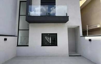 Imagem: A casa possui 3 Dormitórios, 2 Banheiros, 2 Vagas na garagem