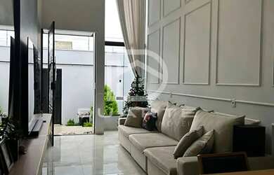 Imagem: A casa possui 3 Dormitórios, 3 Banheiros, 2 Vagas na garagem