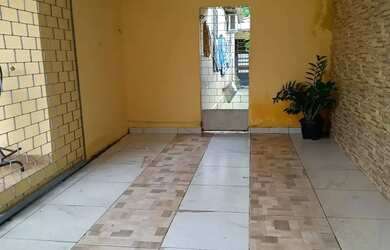 Imagem: A casa possui 4 Dormitórios, 1 Banheiro, 1 Vaga na garagem