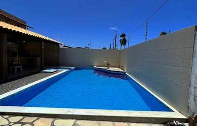 Imagem: A casa possui 3 Dormitórios, 3 Banheiros, 5 Vagas na garagem