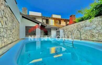 Imagem: A casa possui 3 Dormitórios, 2 Banheiros, 3 Vagas na garagem