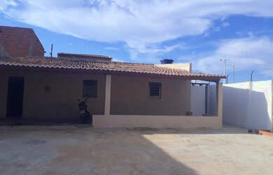 Imagem: A casa possui 2 Dormitórios, 1 Banheiro, 3 Vagas na garagem