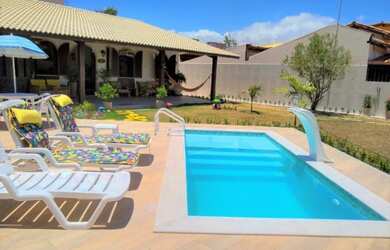 Imagem: A casa possui 5 Dormitórios, Acomodam 15 pessoas, 5 Vagas na