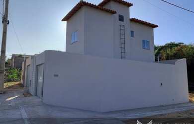 Imagem: A casa possui 2 Dormitórios, 2 Banheiros, 2 Vagas na garagem