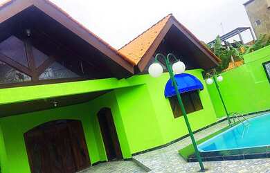 Imagem: A casa possui 4 Dormitórios, 5 Banheiros, 4 Vagas na garagem