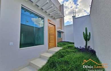 Imagem: A casa possui 3 Dormitórios, 2 Banheiros, 2 Vagas na garagem