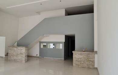 Imagem: O depósito possui 2 Vagas na garagem, 340m² de Área e está