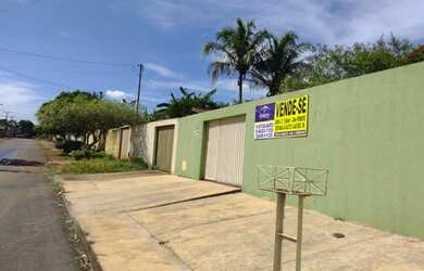 Imagem: A casa possui 3 Dormitórios, 3 Banheiros, 2 Vagas na garagem