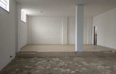 Imagem: O depósito possui 2 Vagas na garagem e 300m² de Área e está