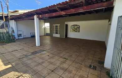 Imagem: A casa possui 3 Dormitórios, 2 Banheiros, 4 Vagas na garagem