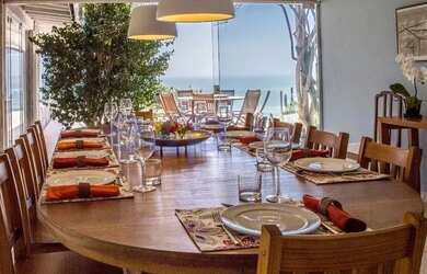 Imagem: A casa possui 5 Dormitórios, 5 Banheiros, 5 Vagas na garagem