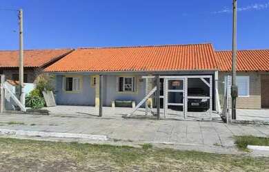 Imagem: A casa possui 3 Dormitórios, 2 Banheiros, 1 Vaga na garagem