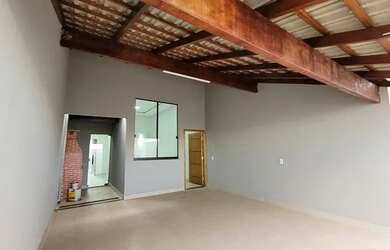 Imagem: A casa possui 3 Dormitórios, 2 Banheiros, 2 Vagas na garagem