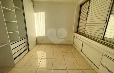 Imagem: O apartamento possui 1 Dormitório, 2 Banheiros, 2 Vagas na